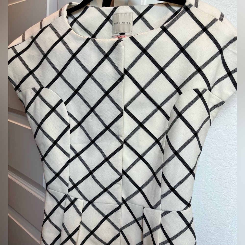 Detailed black & white peplum blouse